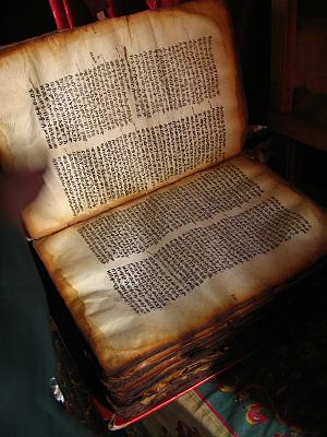 IMG_7196.JPG - Eine ca 900 Jahre alte Bibel auf amharisch. Die Seiten bestehen aus Leder.