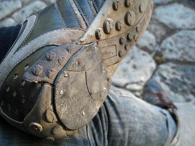 IMG_7294.JPG - Die Löcher in unseren Schuhen werden vom lokalen Schuhmacher überklebt und vernagelt. Die Nägel pieksen jetzt in unsere Füße.