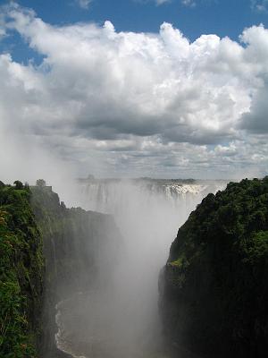 IMG_9890.JPG - Die Victoria Falls. Wahrhaft majestätisch donnert da jede Menge Wasser runter. (Zambesische Seite)