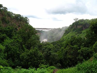 IMG_9918.JPG - Die Grenzbrücke zwischen Zambia und Simbabwe. Wagemutige Mzungus stürzen sich am Bungee-Seil runter, der Rest der Traveller fährt oder läuft einfach nur rüber.
