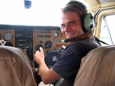 IMG_0118.JPG - Maun Airport: Spontan wurde der Landy gegen eine Cessna eingetauscht. Flugkapitän Bullinger heisst die Passagiere willkommen.