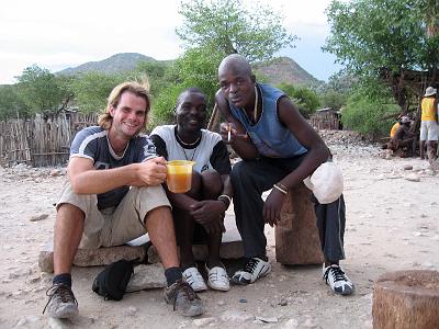 IMG_0326.JPG - Im Dorf bei den Falls lernen wir zwei Himba-Brüder kennen, die uns auf einen Lokal-Palm-Wein einladen. Geschmacksurteil: Gut, leicht Susrige Note.
