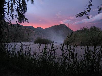 IMG_0327.JPG - Der nächste Sonnenuntergang: Sicht vom Landy-Camping auf die Epupa Falls.