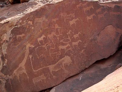 IMG_0479.JPG - In Tvyfelfontein sind Felszeichnungen der San erhalten, die vor ca. 6.000 Jahren Darstellungen aus ihrem Alltag und ihres spirituellen Lebens in den Fels ritzten.