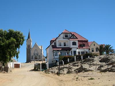 IMG_0977.JPG - Architektur aus Zeiten der Jahrhundertwende prägt das Stadtbild von Lüderitz.