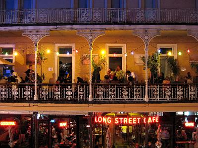 IMG_1322.JPG - Wir wohnen, wo andere Leute feiern. Unten Café, oben Jazzbar - das Carnival Hostel in der Long Street.