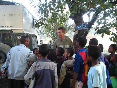 IMG_7217.JPG - Nordwestliches Hochland, Äthiopien. Nachdem wir auf dem Hof der Dorfschule übernachten durften, begruessen uns morgens hunderte von Kindern. Wir besichtigen mit dem Rektor die Schulgebäude und besuchen veschiedene Klassen.