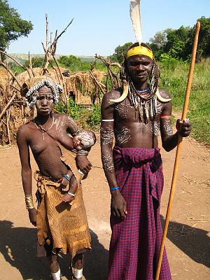 IMG_7530.JPG - Omo-Region, Äthiopien. Zwei Mursis, die sich ihren Lebensunterhalt damit verdienen, sich den Touristen gegen Geld für Fotos zu präsentieren. Die Mursis sind auch die mit den riesen Tellern in der Lippe. Weil die uns aber so genervt haben mit ihrem "Foto, Foto, two Birr", gibts von denen aber kein Bild.