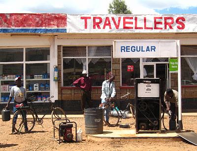 IMG_8214.JPG - So tanken Travellers regulär in Afrika. Bei Kakamega, Kenia.