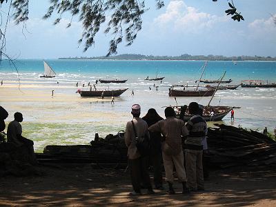 IMG_9481.JPG - Mkokotoni auf Zanzibar. Bei Ebbe liegen die Dhows im Sand und werden (per Hand) mit unterschiedlichster Ware beladen.